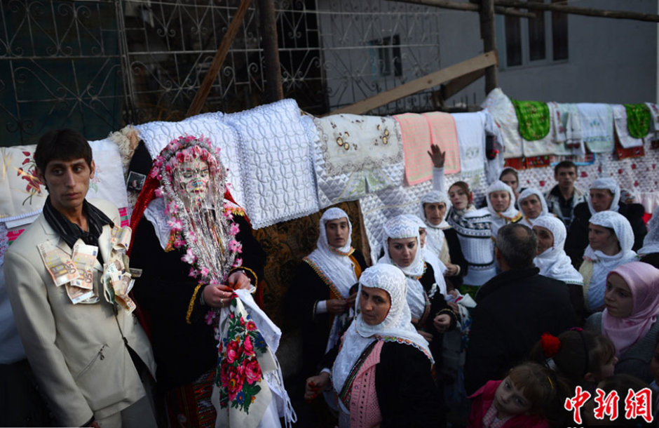 保加利亚传统婚礼 新娘白漆覆面新郎脖挂现金
