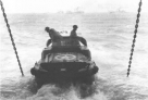 一辆盟军的水陆两栖车装载着重炮炮弹，准备在诺曼底登陆
