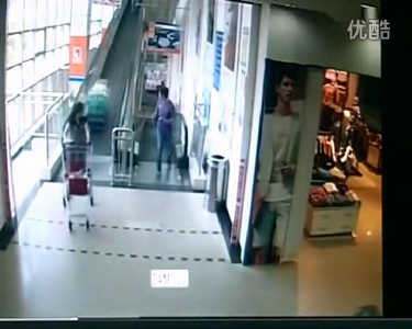 上海一超市手推车冲下自动扶梯撞死女顾客