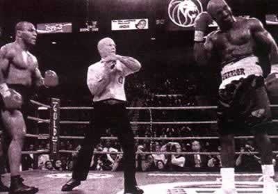 1997年6月28日--拳王泰森在拳击比赛中咬人_