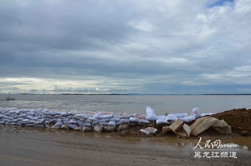 黑龙江省同江市面临历史罕见大洪水 已转移群