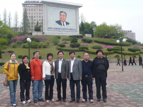 35名中国游客骑车进朝鲜游3小时 看金日成像、