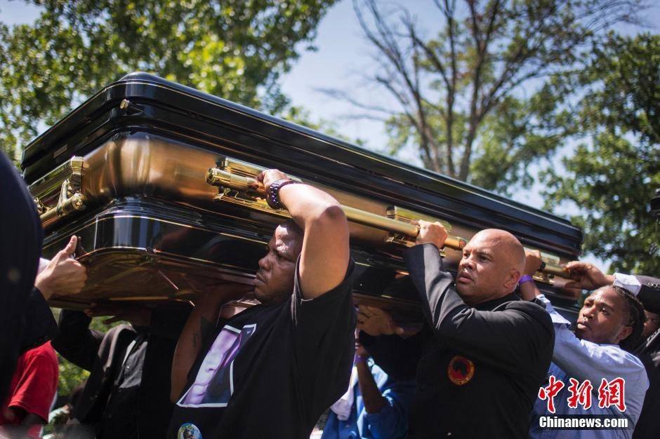 奥巴马派代表参加黑人遭警察枪杀遇难者葬礼(