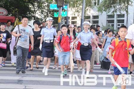 哈尔滨六千余名警察出警 确保开学首日秩序平