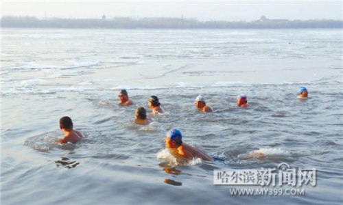 哈尔滨数十健儿江畔冬泳 挑战冰雪(图)