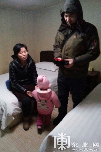哈尔滨12火灾受灾居民将自家物资分给深圳来
