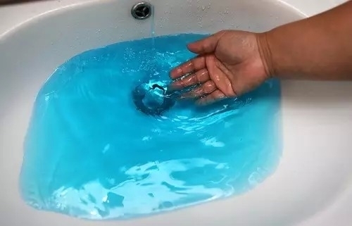 往马桶里放蓝色洁厕块很危险 易倒流进自来水