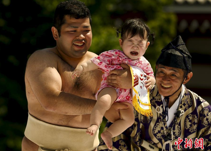 日本婴儿啼哭大赛相扑选手 狠心 弄哭幼童