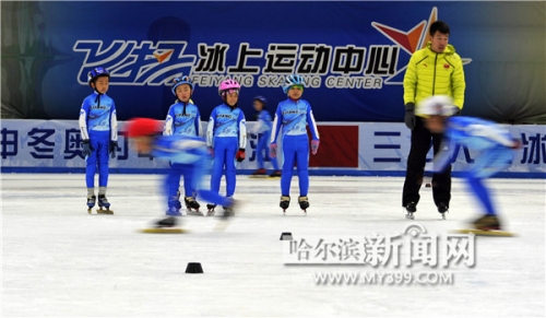 哈尔滨市室内冰场滑冰、冰球训练班受孩子们欢