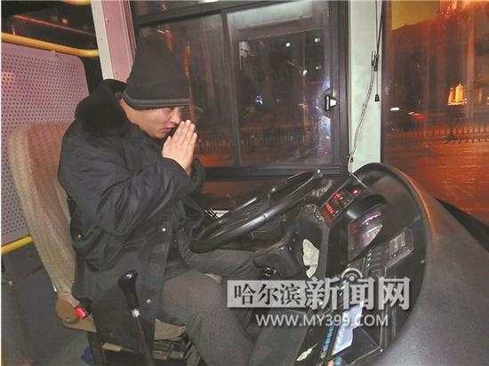 哈尔滨公交车暖车工:穿两层棉袄照样冻得发抖